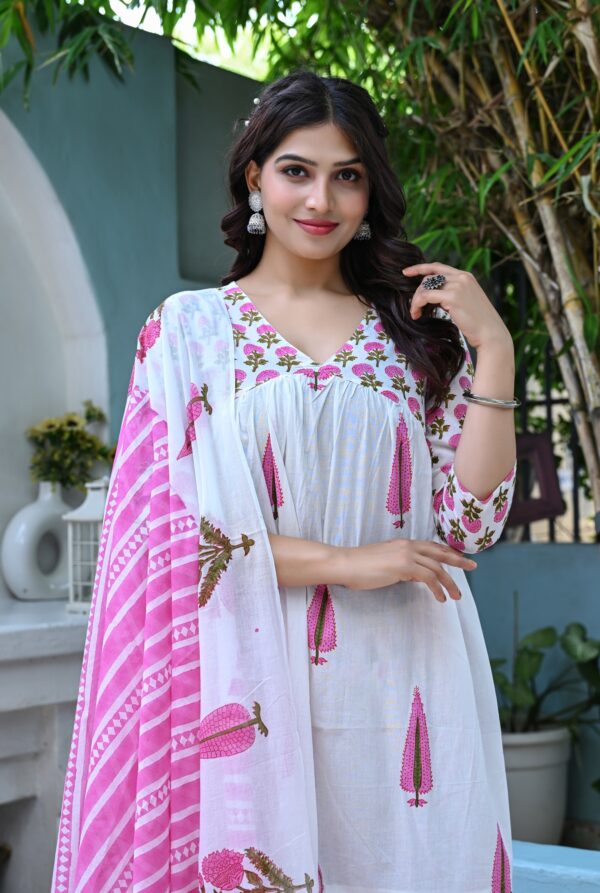 Women's White &  Pink Leaf Printed Anarkali Kurta Set with Dupatta - Image 3