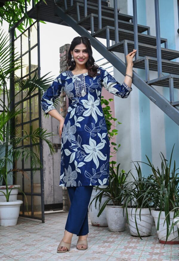 Women's Blue Cotton Floral Printed Kurta Set - Image 4