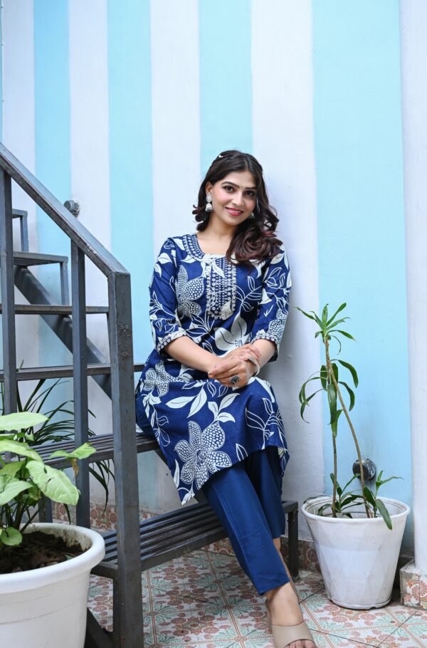 Women's Blue Cotton Floral Printed Kurta Set - Image 2