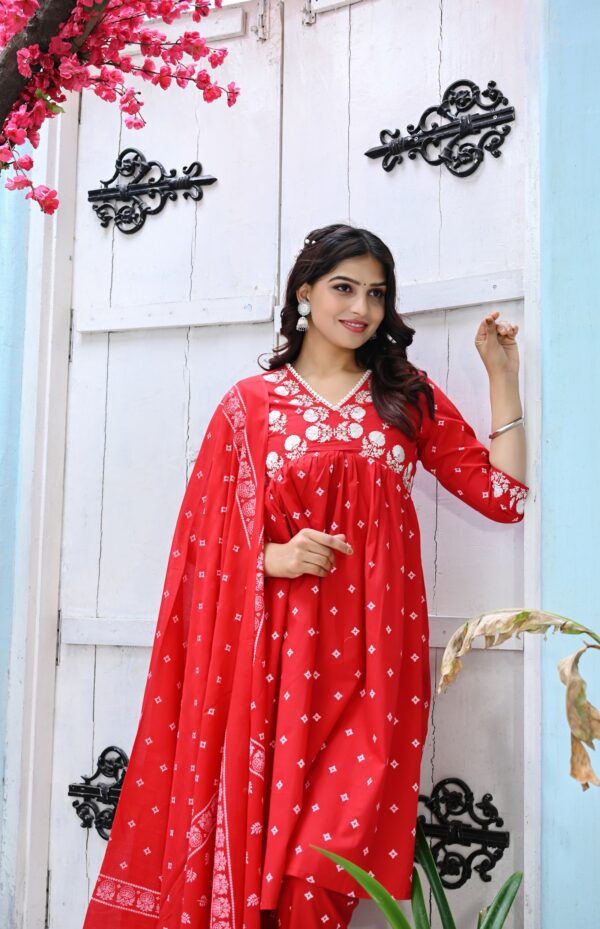 Women's Red Cotton Floral Printed Kurta Set with Embroidered Neck - Image 4