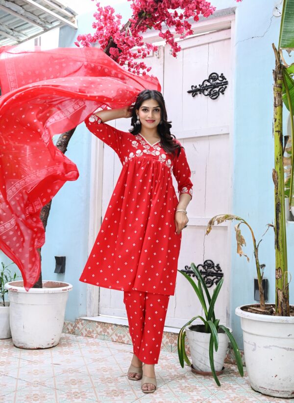 Women's Red Cotton Floral Printed Kurta Set with Embroidered Neck - Image 3