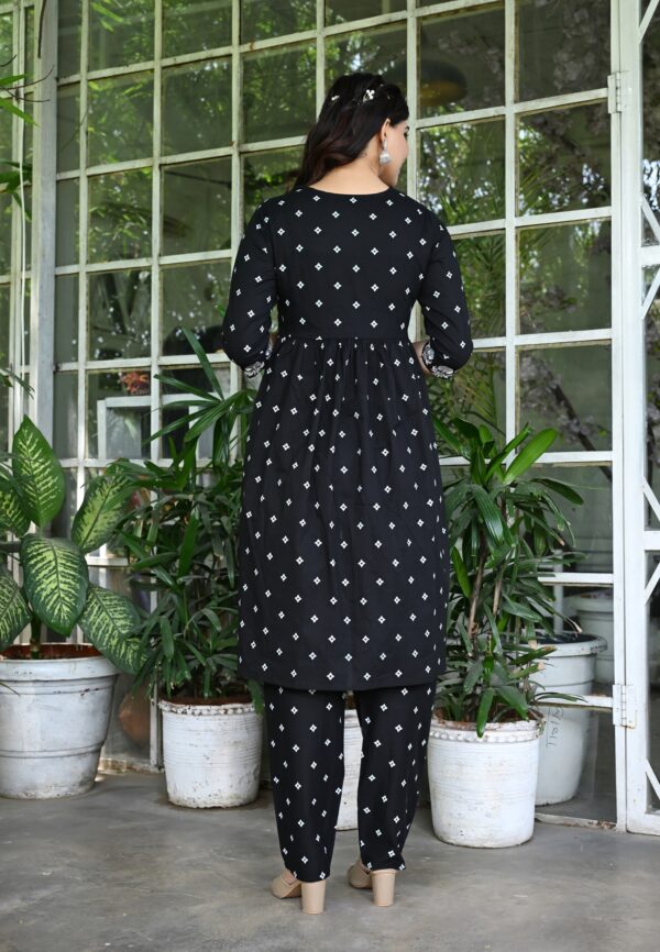 Women's Black Cotton Floral Printed Straight Kurta Set - Image 7