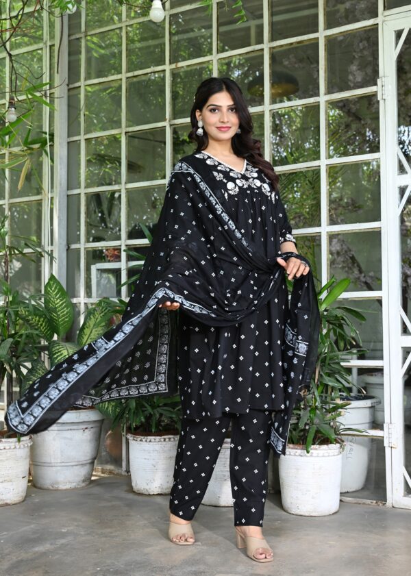 Women's Black Cotton Floral Printed Straight Kurta Set - Image 6