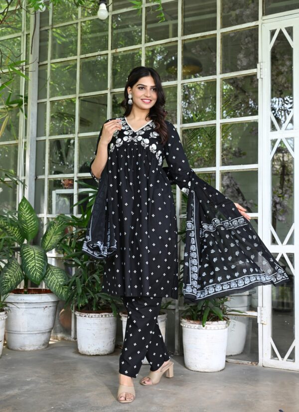 Women's Black Cotton Floral Printed Straight Kurta Set - Image 5