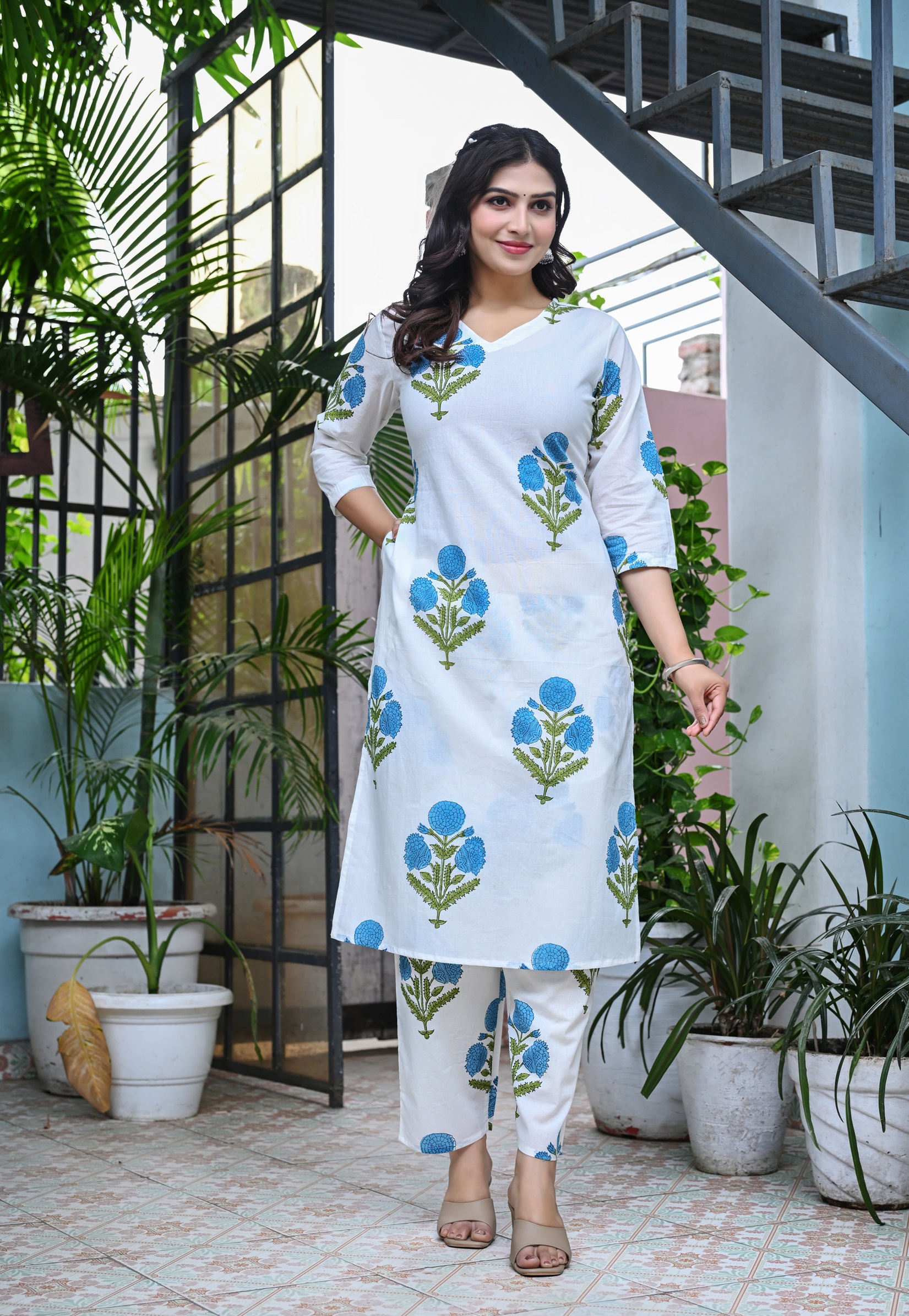Women's White & Blue Floral Printed Kurta Set - Image 8