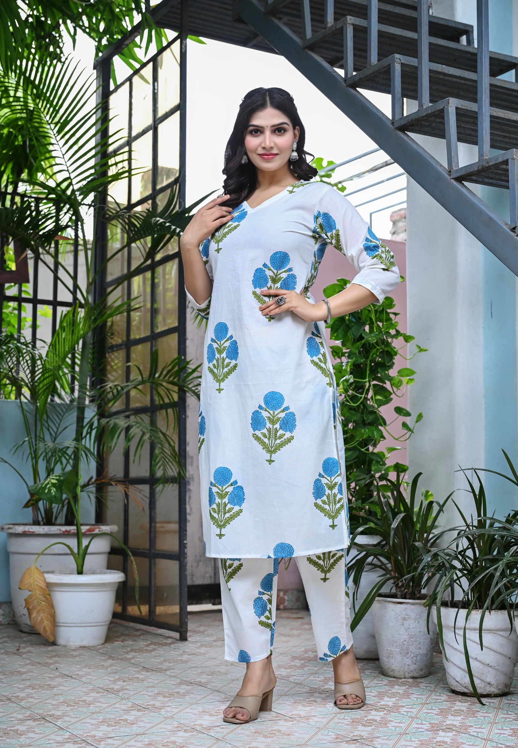 Women's White & Blue Floral Printed Kurta Set - Image 7
