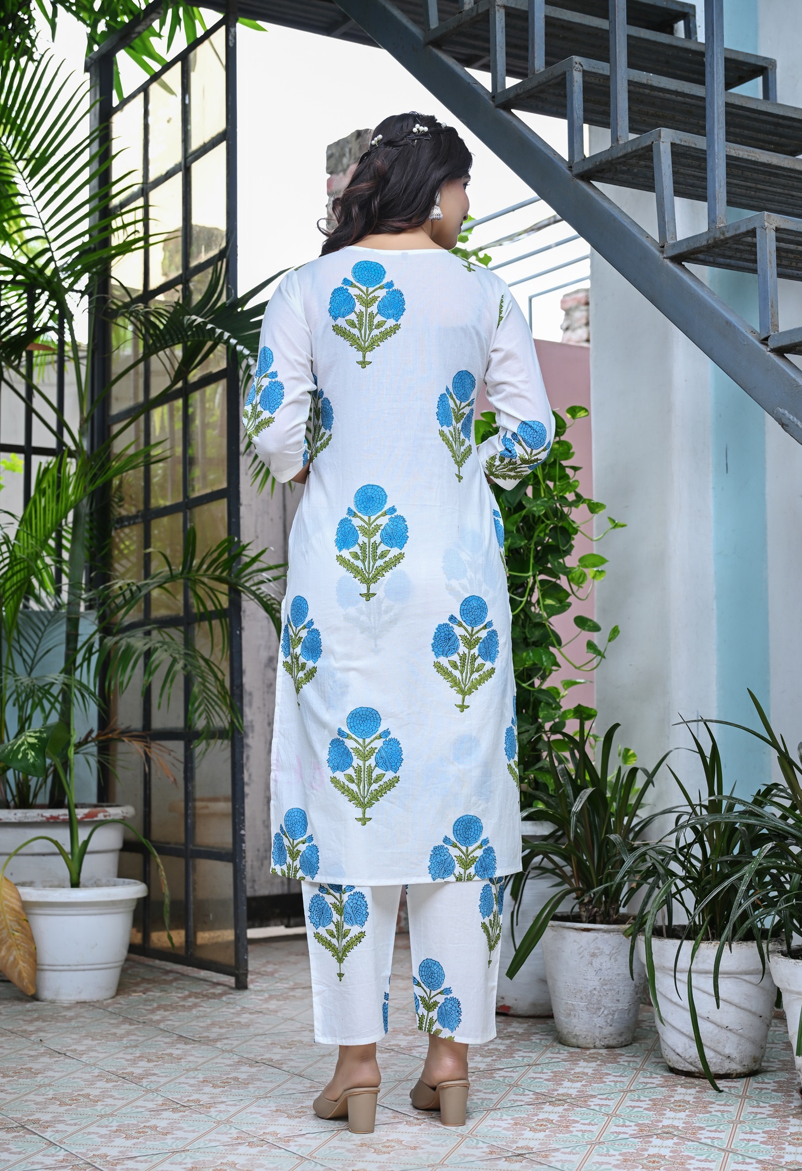 Women's White & Blue Floral Printed Kurta Set - Image 6
