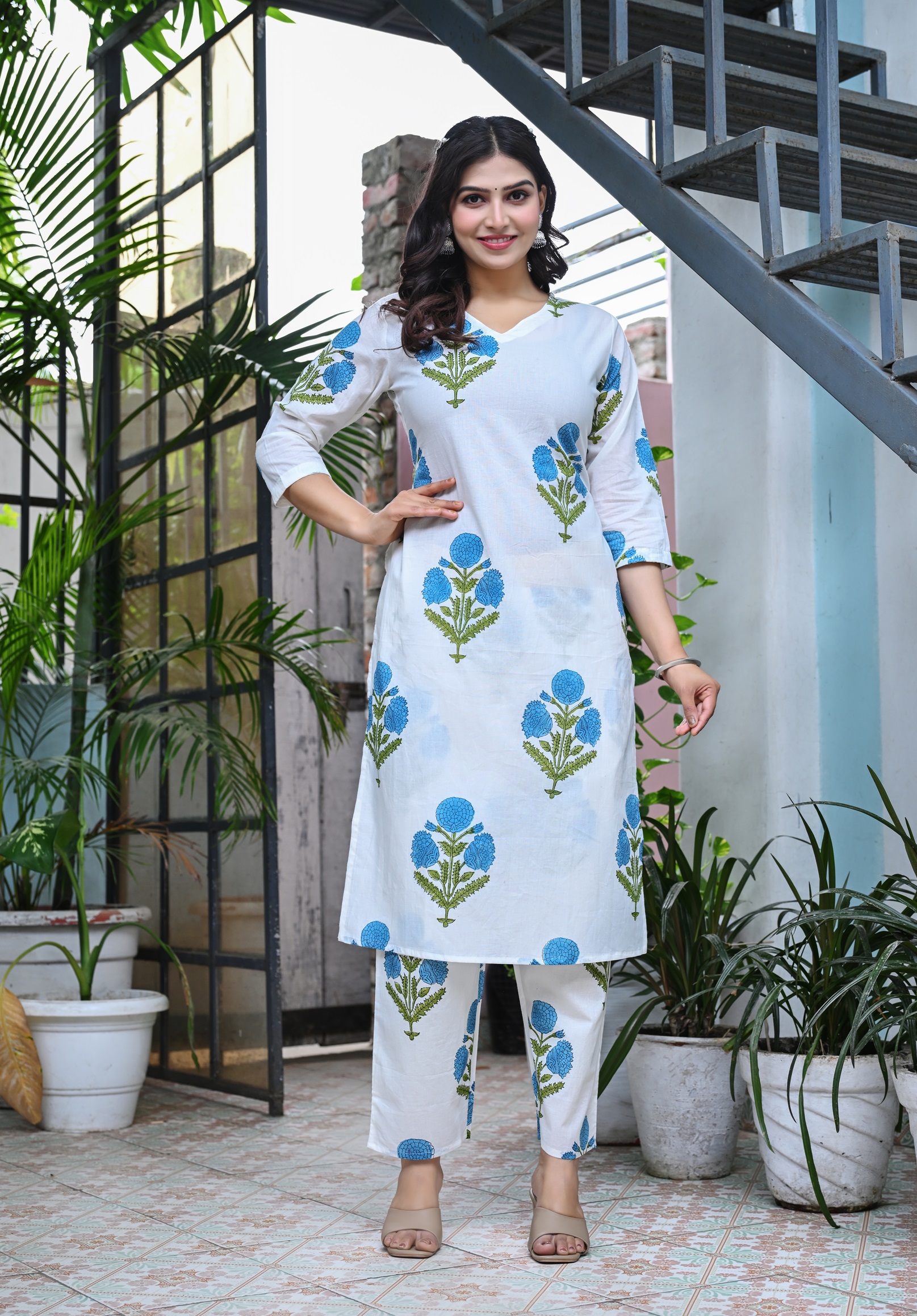 Women's White & Blue Floral Printed Kurta Set