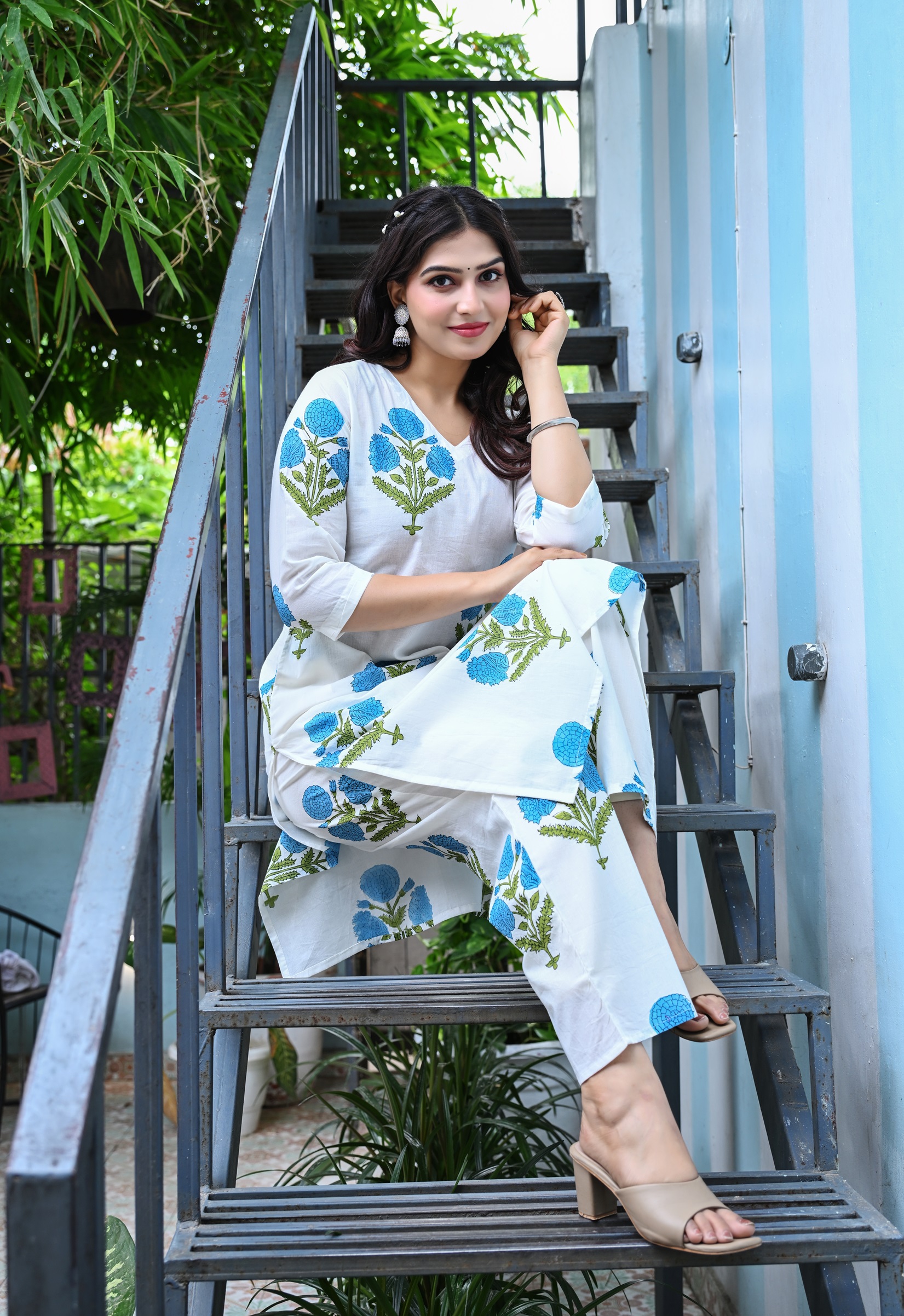 Women's White & Blue Floral Printed Kurta Set - Image 2