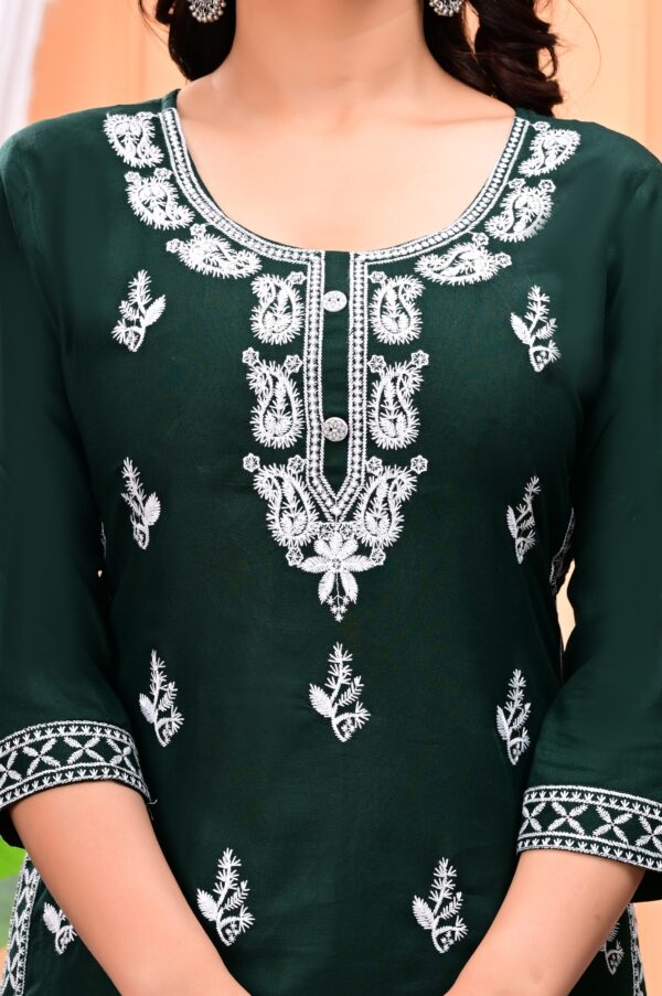 Women Bottle Green White Embroidered Pure Cotton Kurta Set - Image 2
